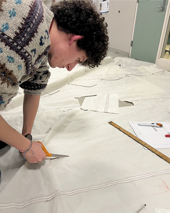 Cutting the bag material