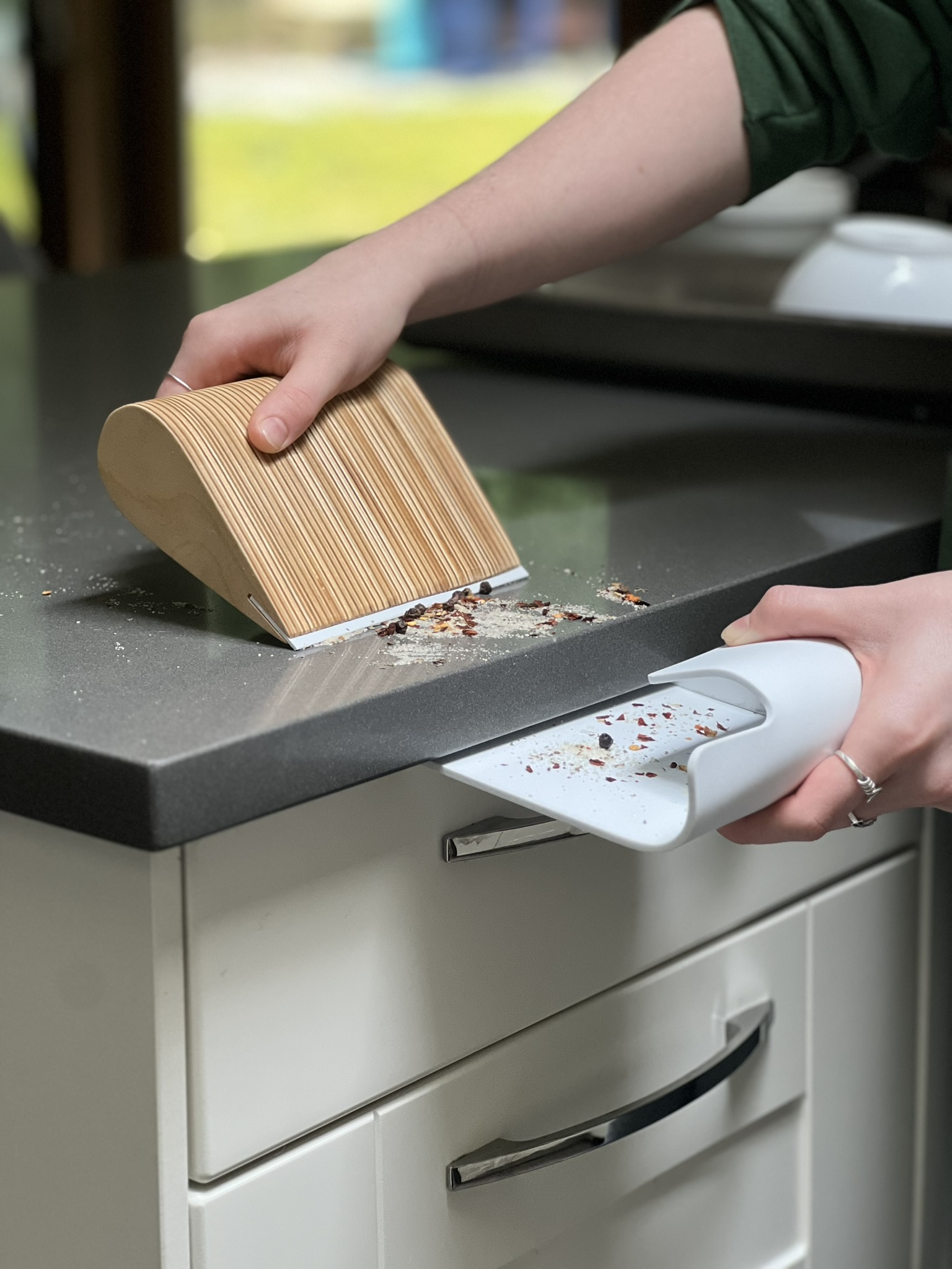 Wave scraper — ergonomic handle